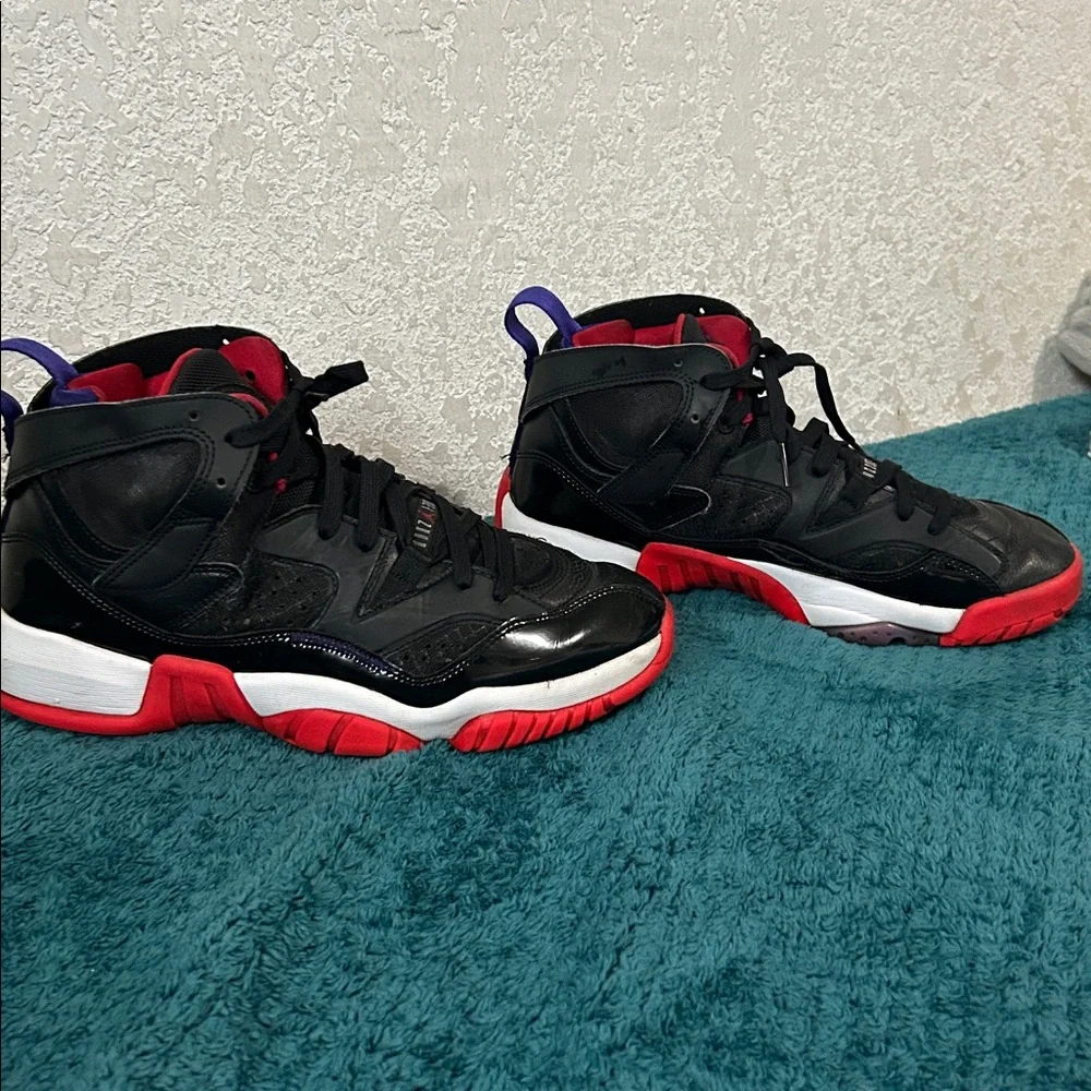 Black and Red Jordan’s jump man two Trey - Picture 2 of 9
